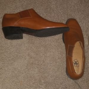 NWOT Ariat leather booties